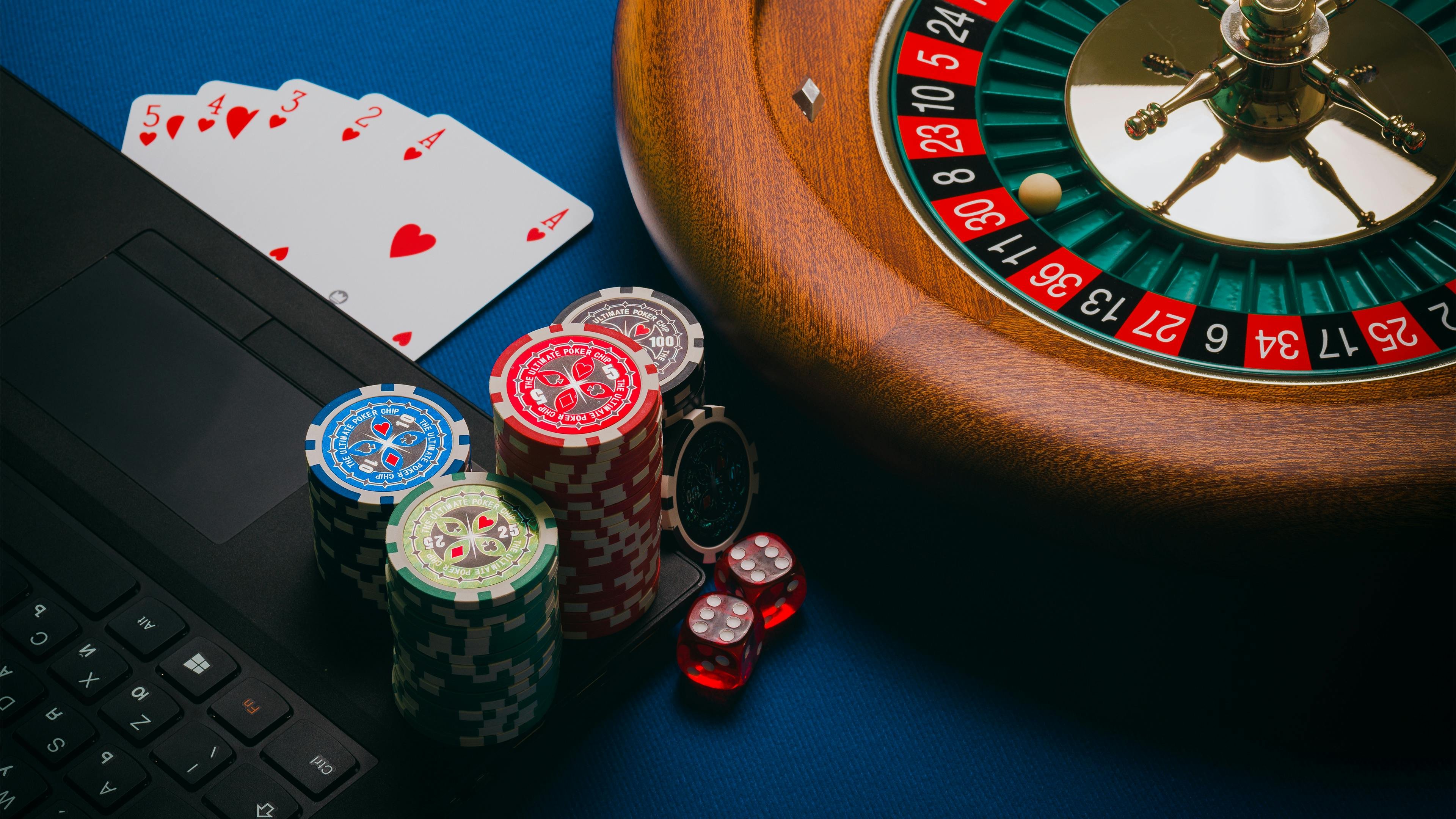 Dealer antamtoto mengacak tiga dadu dalam cangkir transparan